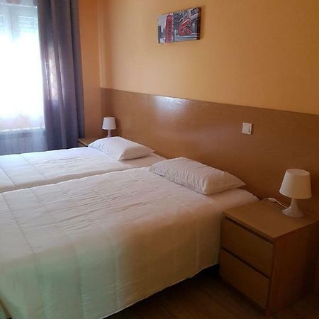 Hostal La Pared Torres de la Alameda Eksteriør billede