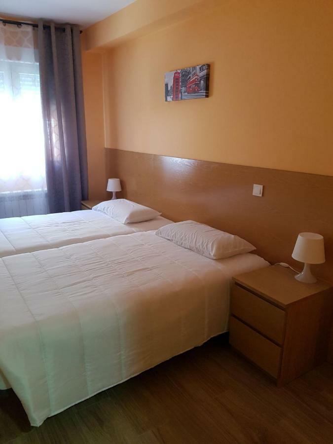Hostal La Pared Torres de la Alameda Eksteriør billede