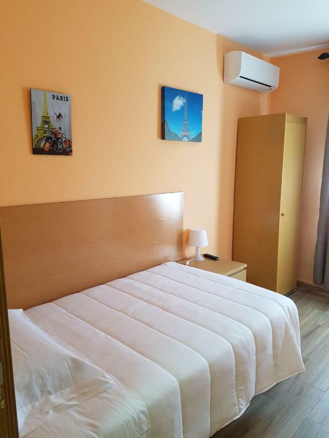 Hostal La Pared Torres de la Alameda Eksteriør billede