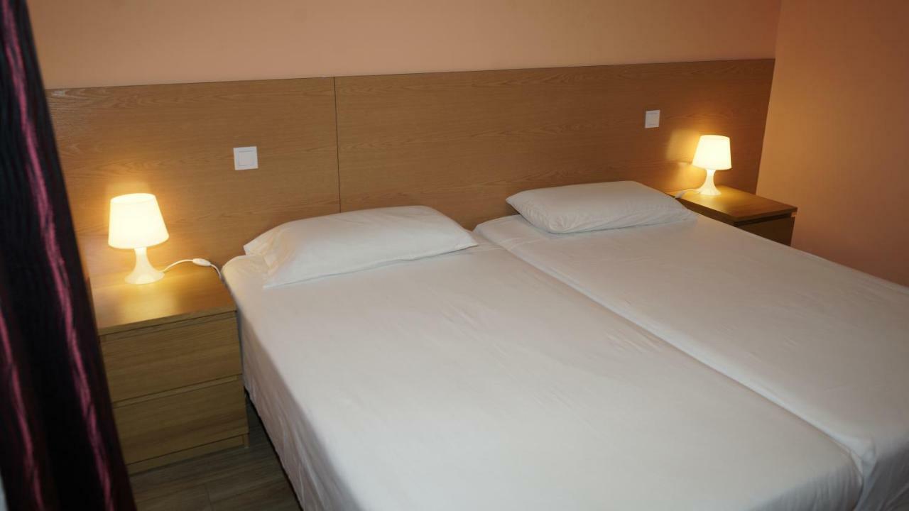 Hostal La Pared Torres de la Alameda Eksteriør billede