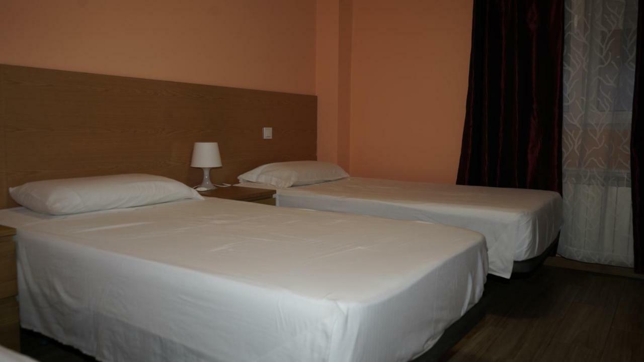 Hostal La Pared Torres de la Alameda Eksteriør billede