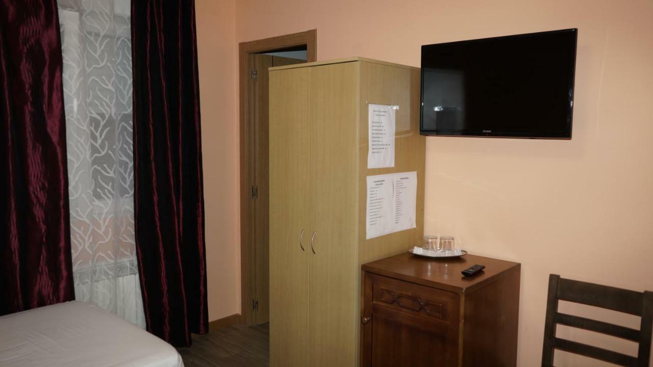 Hostal La Pared Torres de la Alameda Eksteriør billede