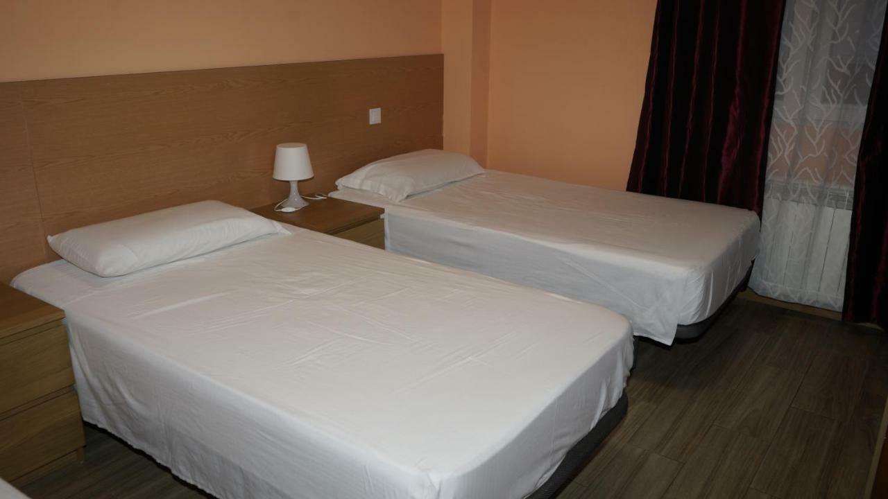 Hostal La Pared Torres de la Alameda Eksteriør billede