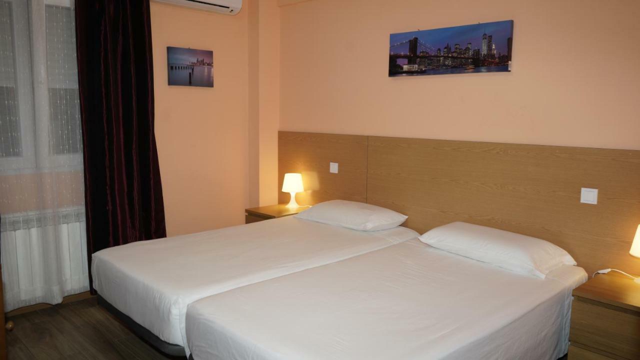 Hostal La Pared Torres de la Alameda Eksteriør billede