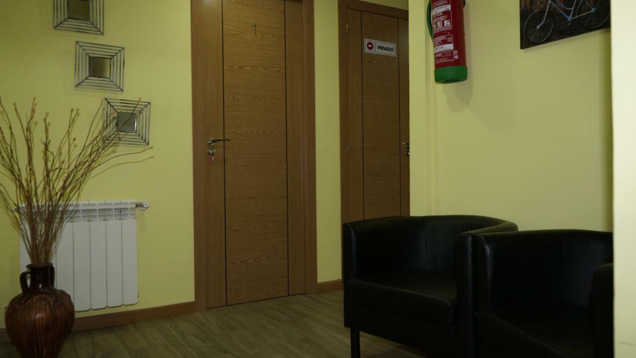 Hostal La Pared Torres de la Alameda Eksteriør billede